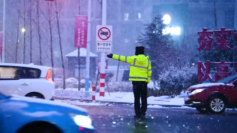 山东烟台：积极应对强降雪