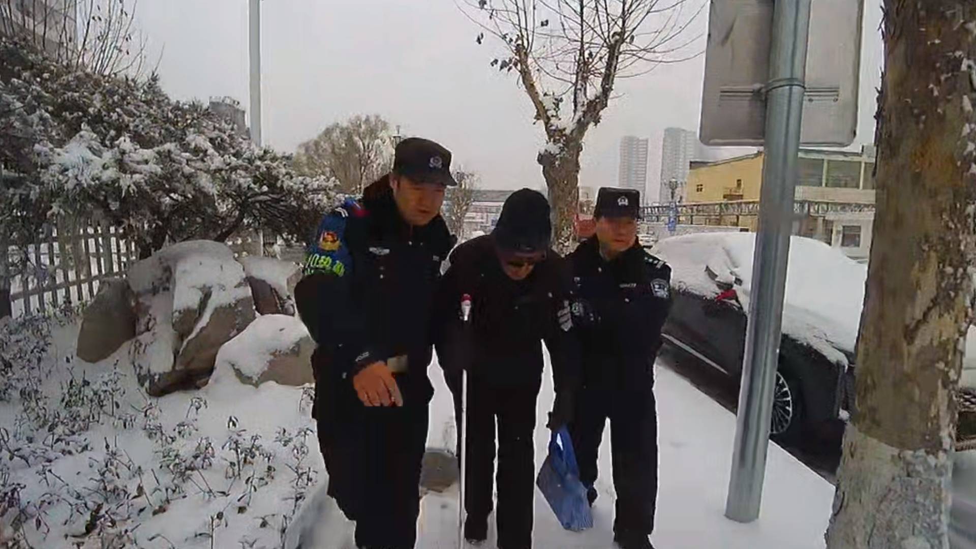 失明老人雪天迷路 巡逻民警及时救助