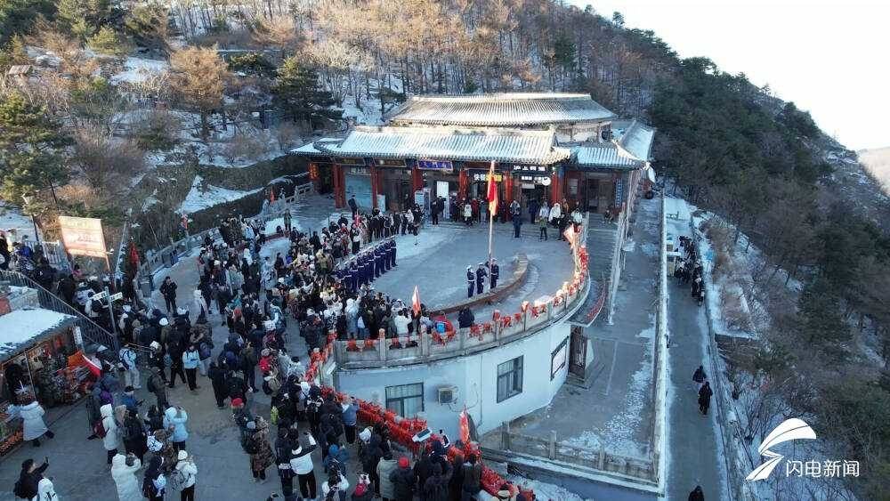 共赴“云海日出” 近万名游客泰山山巅迎接新年第一缕阳光