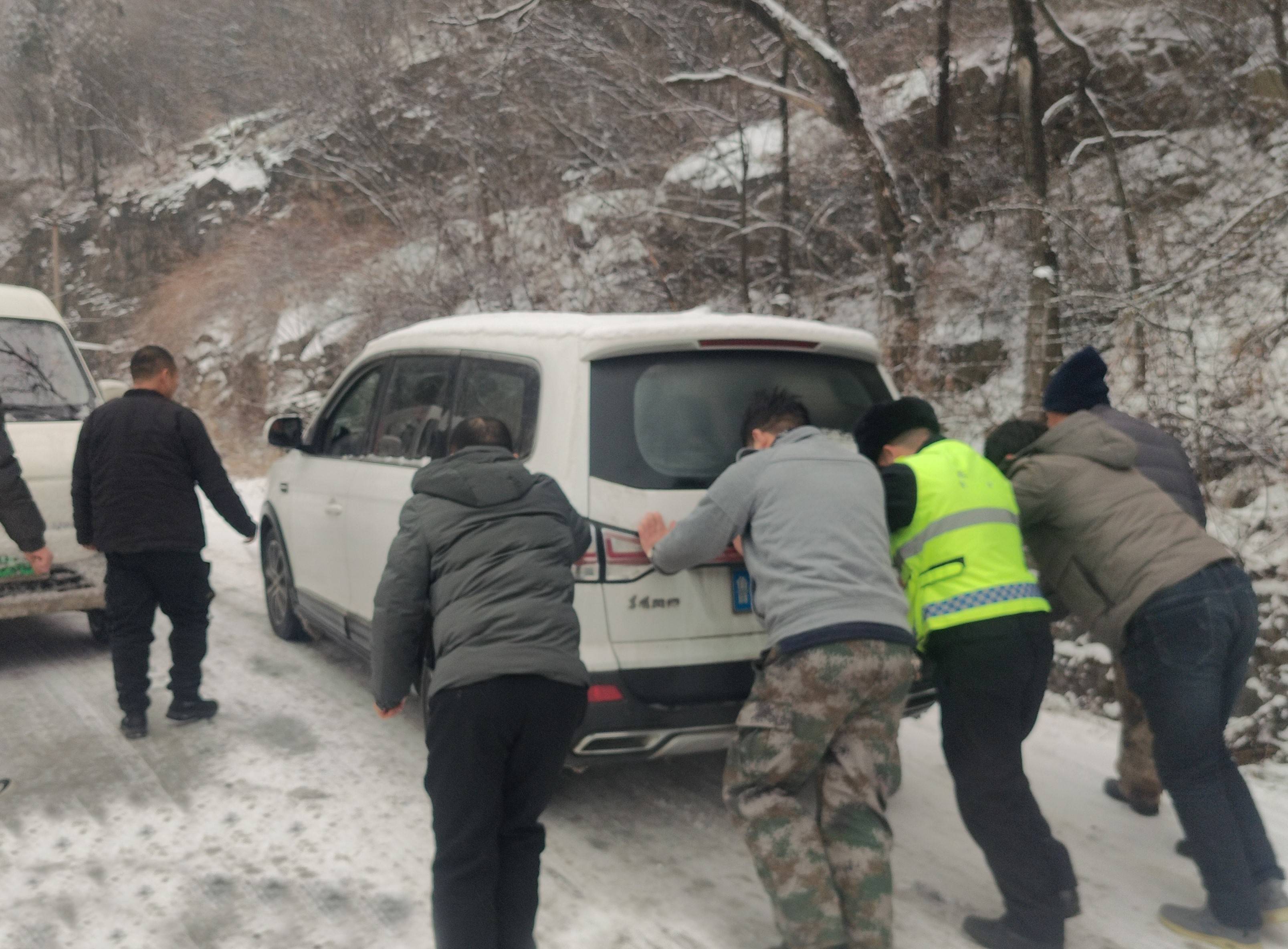 淄博公安交警雪中执勤全力以赴保路畅   荧光绿展现最暖“警”色