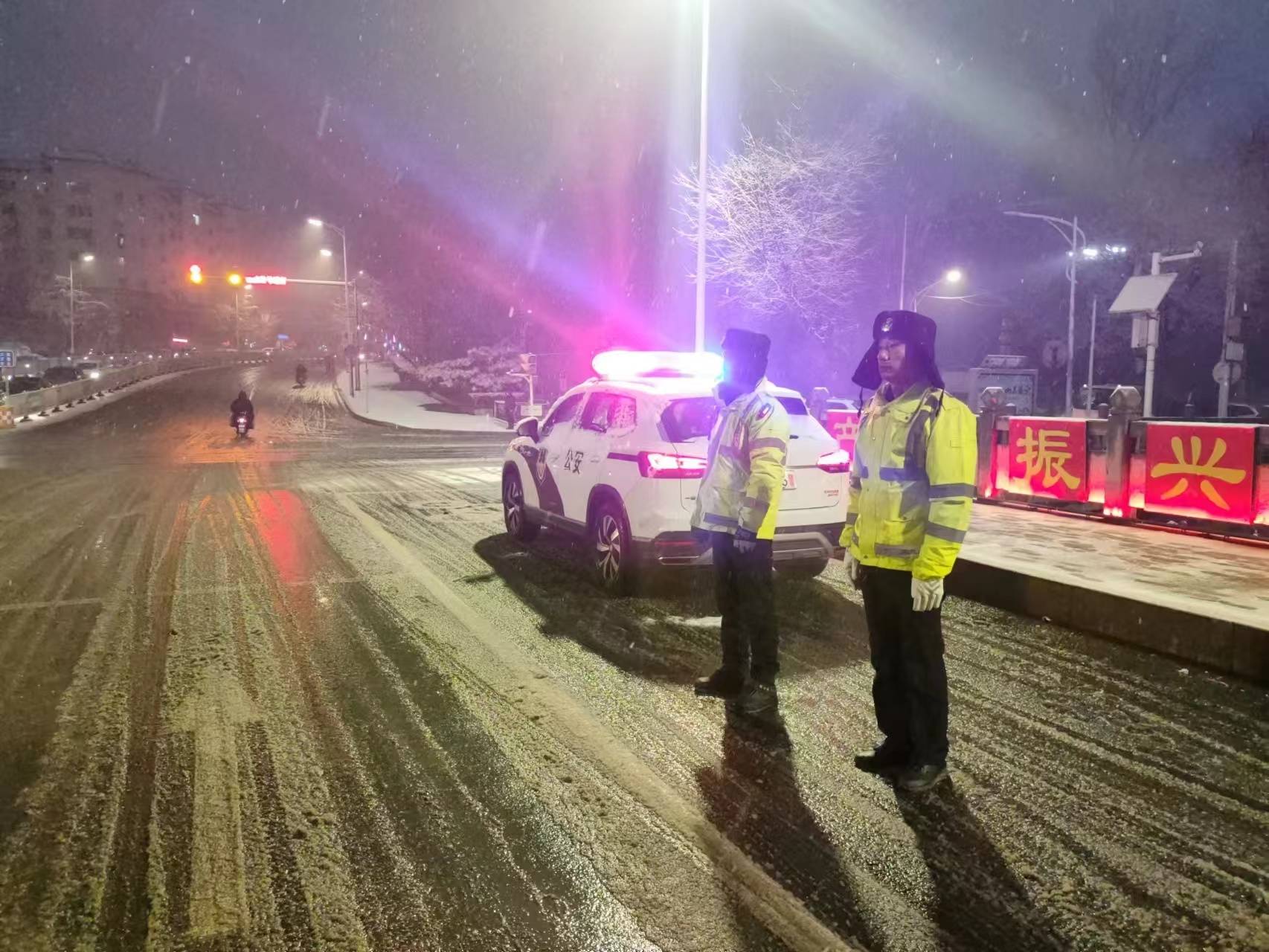 以“雪”为令，博山交警“浴”雪护出行