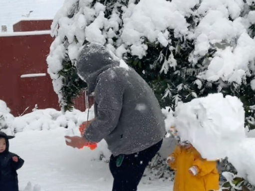 一家人打雪仗误伤小孩姐