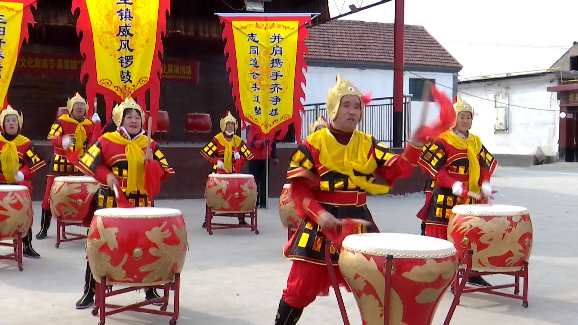 “威风”锣鼓响 共度幸福年