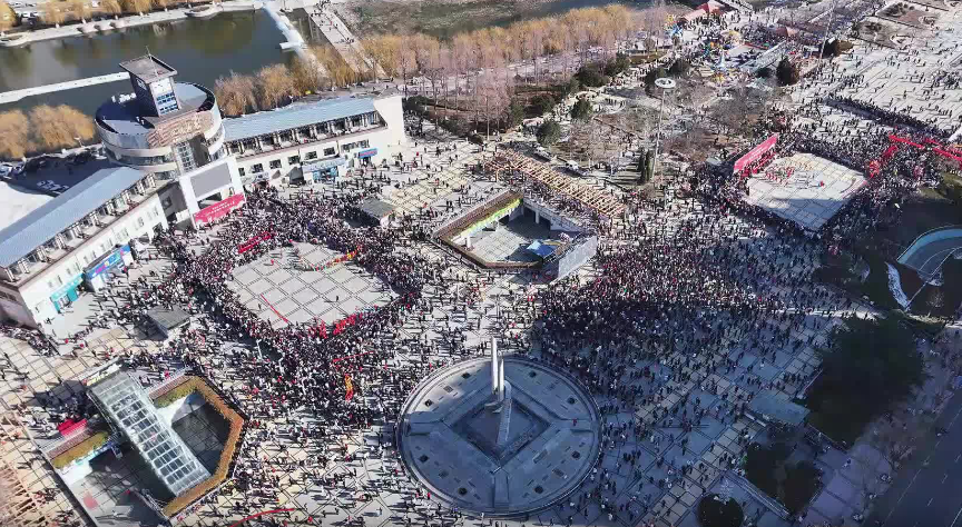 海阳融媒推出《大秧歌》。万人空巷！今天的海阳大秧歌贺年会燃爆新春！航拍感受现场盛况。