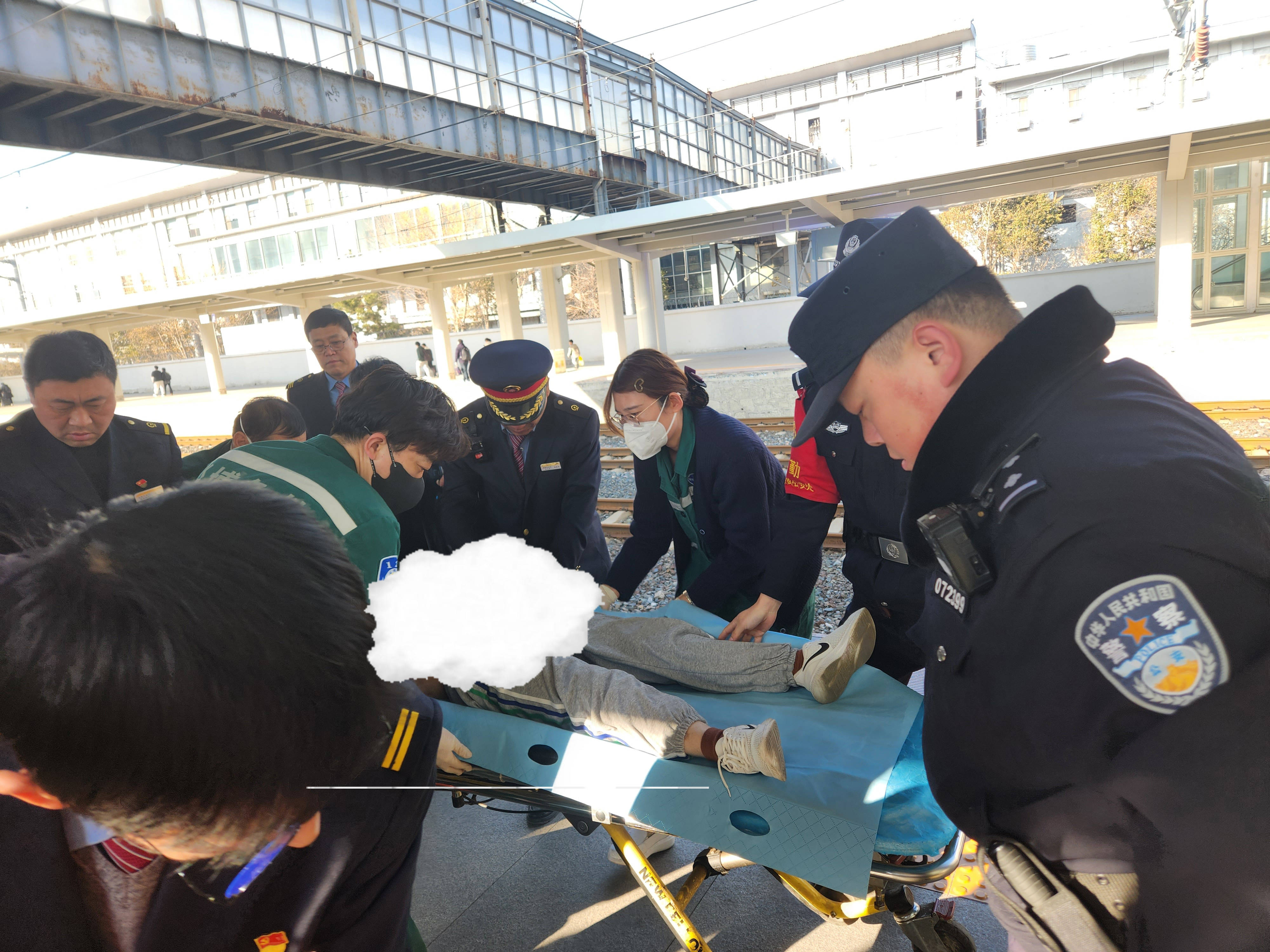 旅客突发心脏病 站台上演“生死时速”