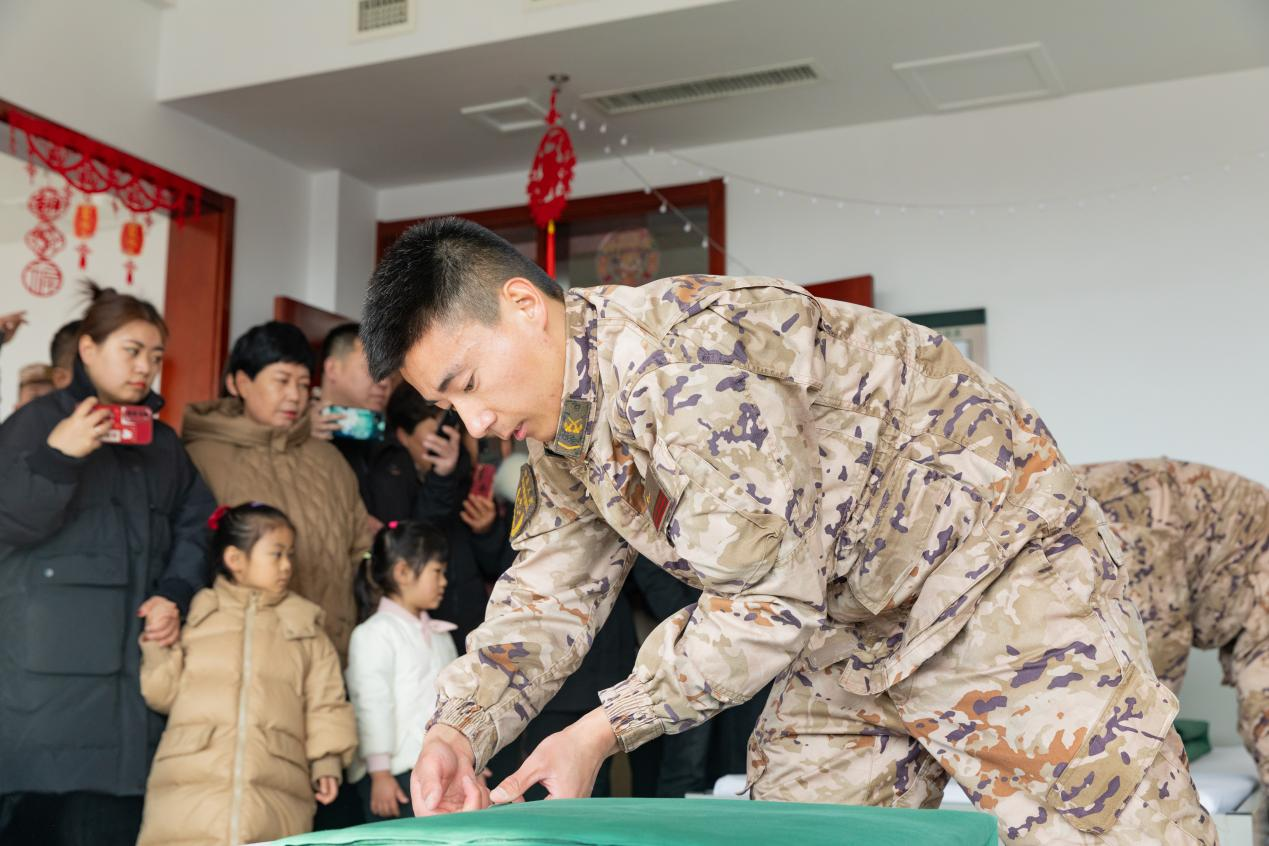 功臣家属军营团圆 这场相聚暖心提气
武警山东总队淄博支队组织开展“优秀官兵家属进军营”活动