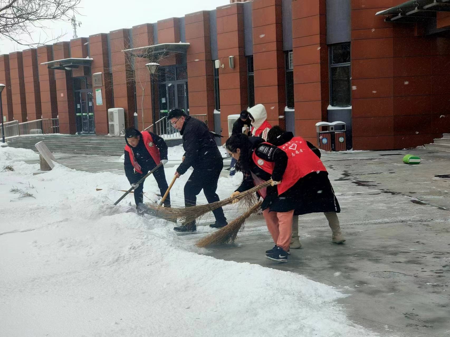 以雪为令 闻雪而动！淄博：不畏严寒除积雪 全力以赴保畅通