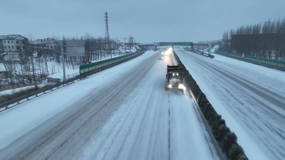 寒潮暴雪来袭  高速路临时封闭