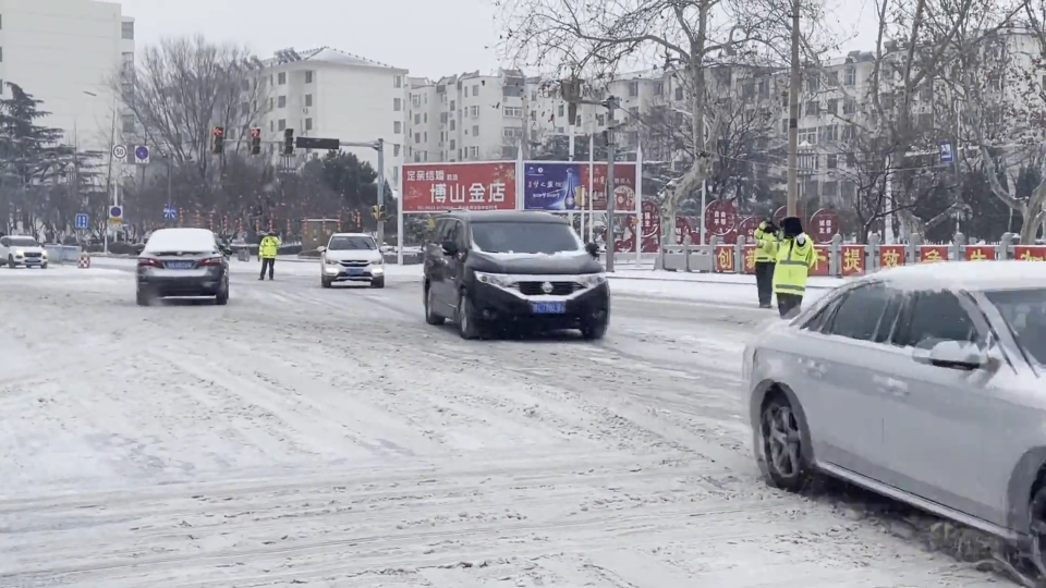 应对大雪封路 交警全员保畅