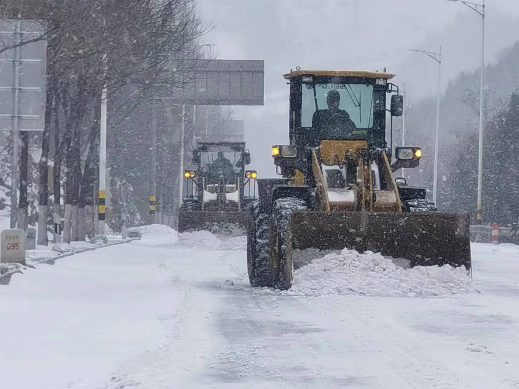 淄博公路：风雪中护航 全力以赴除雪保畅