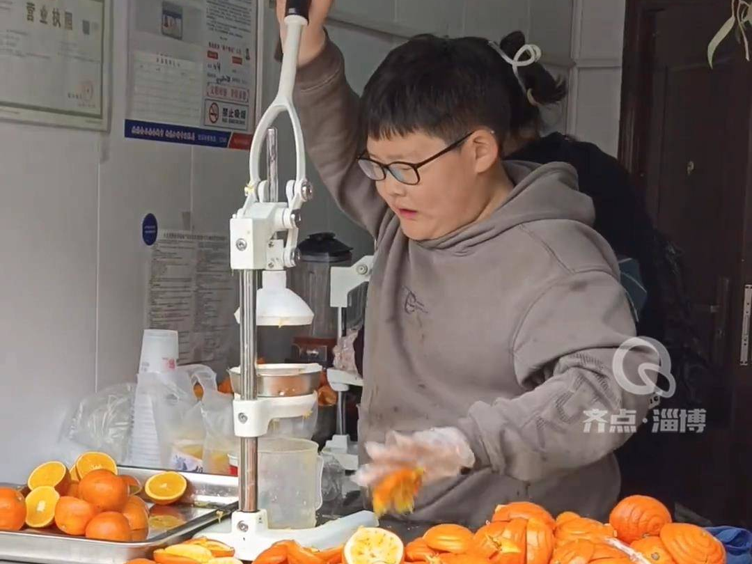 八大局榨橙汁的小孩哥要碎了 同一个淄博 不同的小孩哥 同一个表情