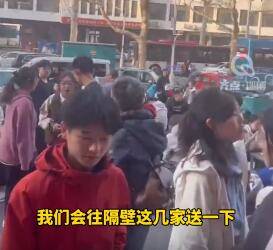 【视频】网友亲眼见证“淄博商战”，烧烤店家把客人送去别家！“大老远来了 得让大家都吃上”