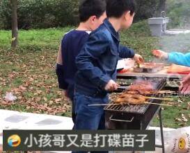 【视频】小孩哥户外烧烤嗨到飞起，网友：不仅是烧烤好扛把子，还是打碟好苗子