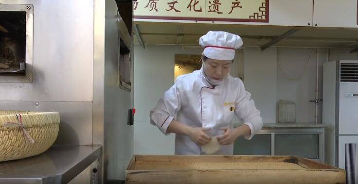 How the Zhoucun Sesame Seed Cake was Cooked