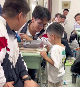 【视频】弟弟来学校帮高三哥哥拿行李 一进教室成团宠又收零食又被举高高