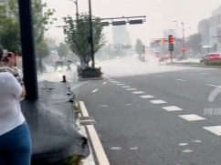 罕见！女子拍到大雨的瞬移过程