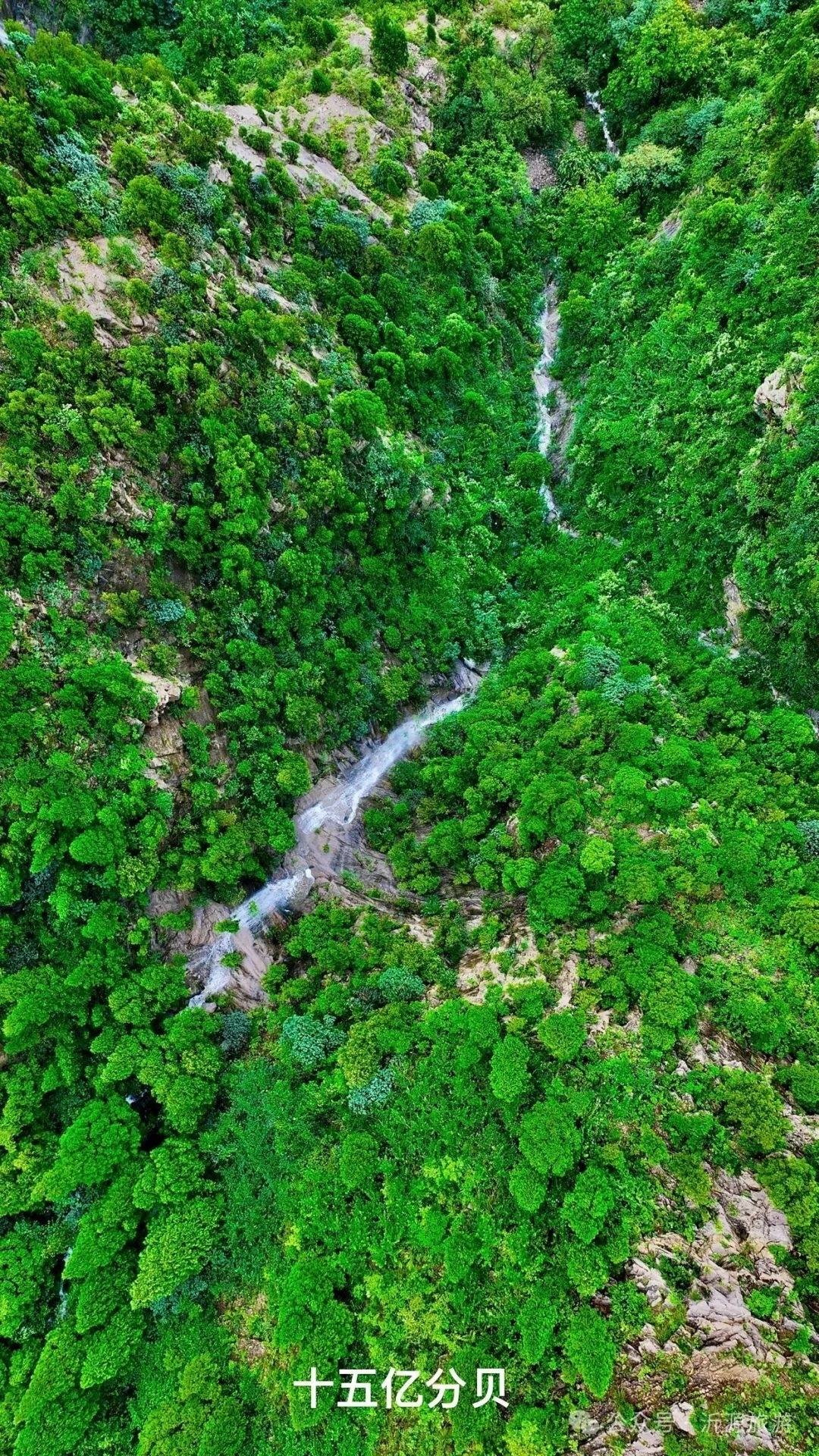 大雨过后，淄博这个地方惊现多条近百米高山瀑布~