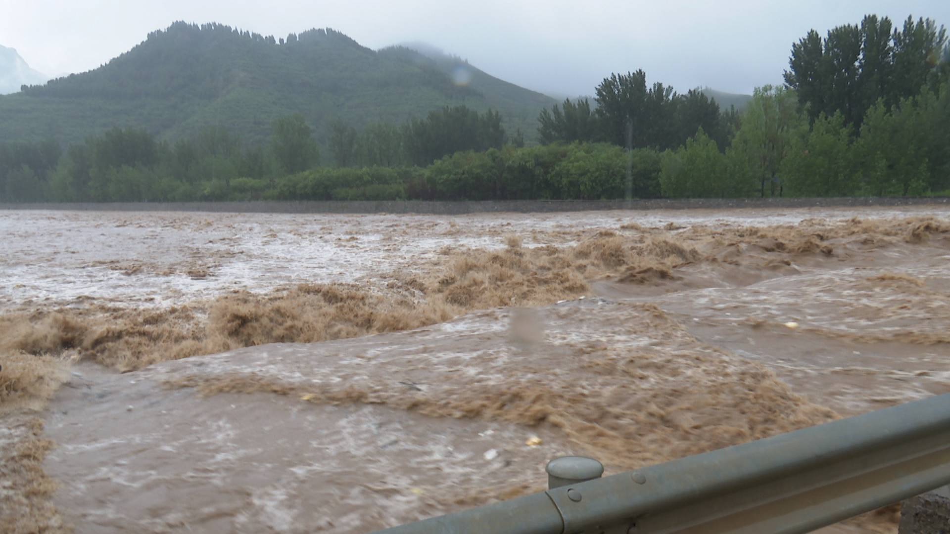 应对暴雨天气 水文人坚守测报一线