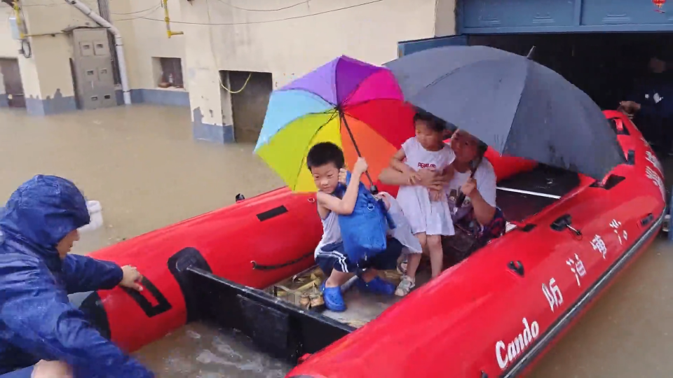 暴雨楼内积水 消防紧急救援