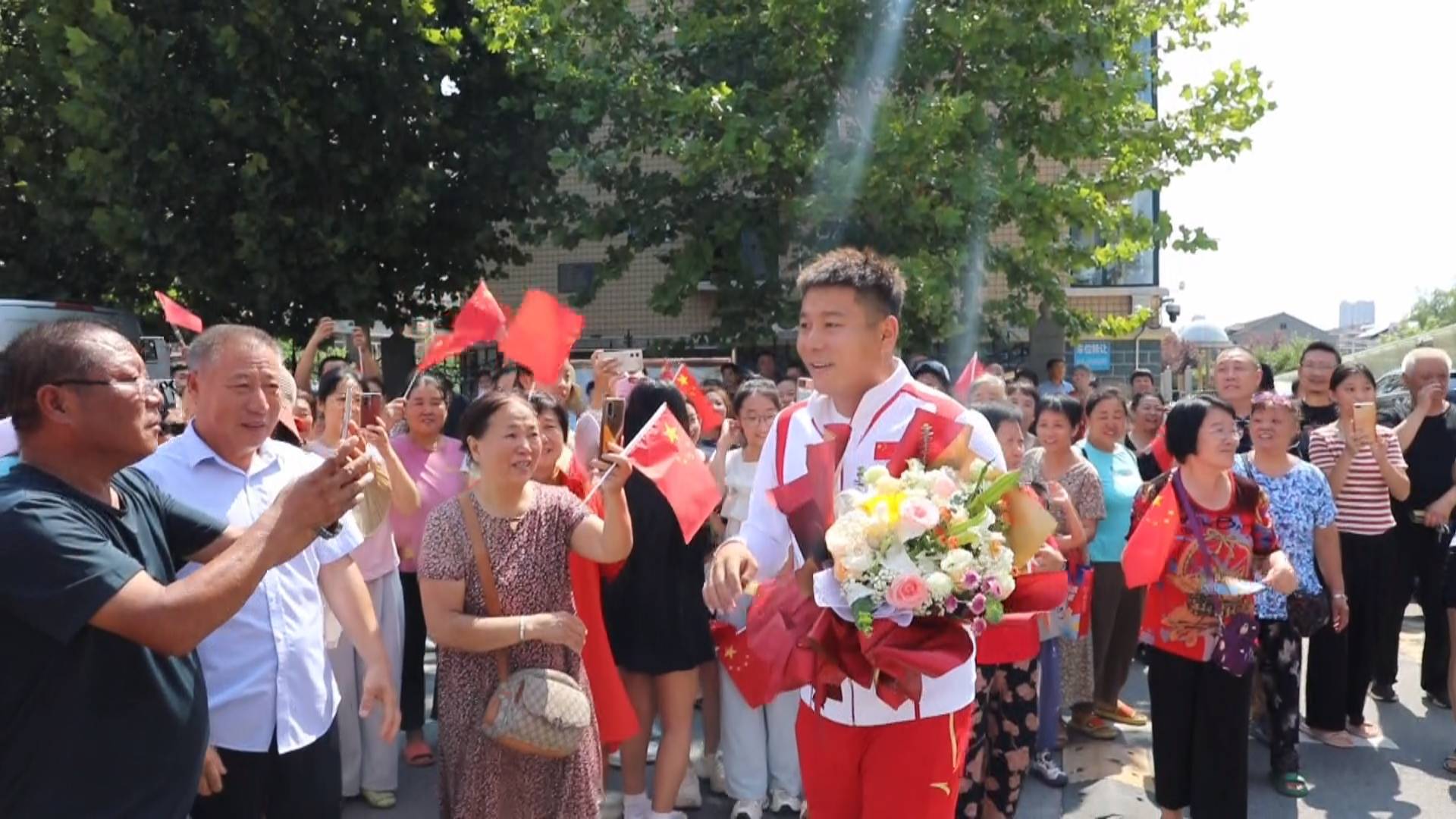 奥运健儿齐迎载誉归来  家乡人民热烈欢迎