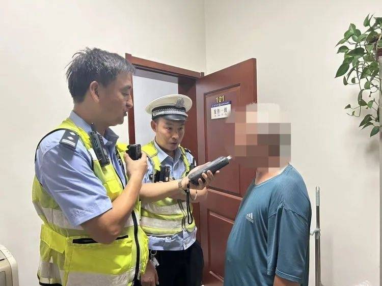 事发周村一路段！车辆突然疯狂倒车……