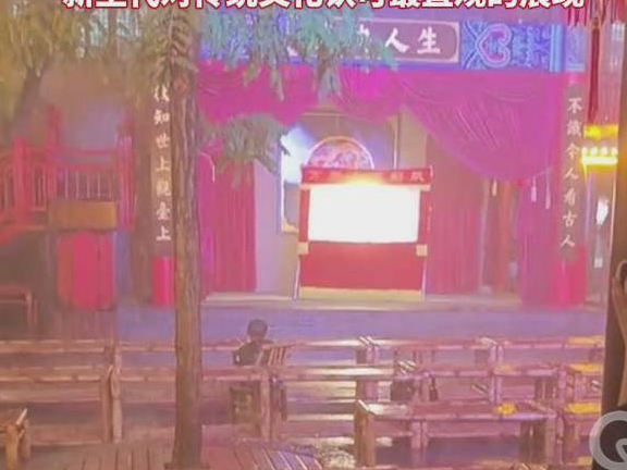 小男孩独坐雨中看皮影戏表演！他怕他下雨了就不演了 他怕他下雨了就不看了！