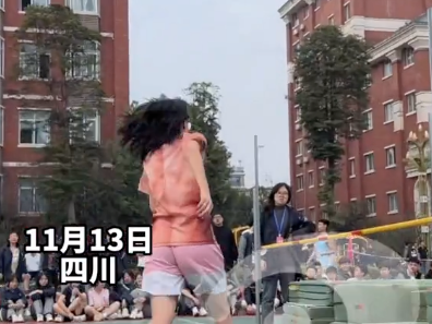 女生跳高，跳过去了但又好像没有