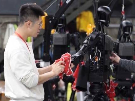 穿花袄转手绢 春晚机器人扭秧歌的“秘密武器”是什么？