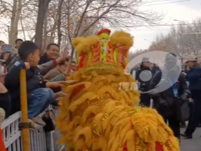 舞狮现场，场外萌娃热情邀请小狮子