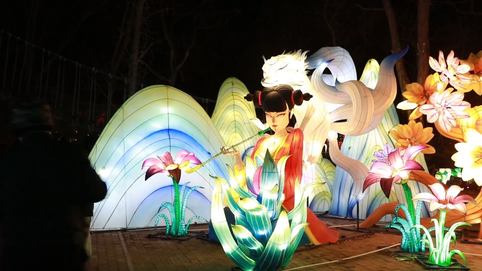 玉黛湖畔花灯映月