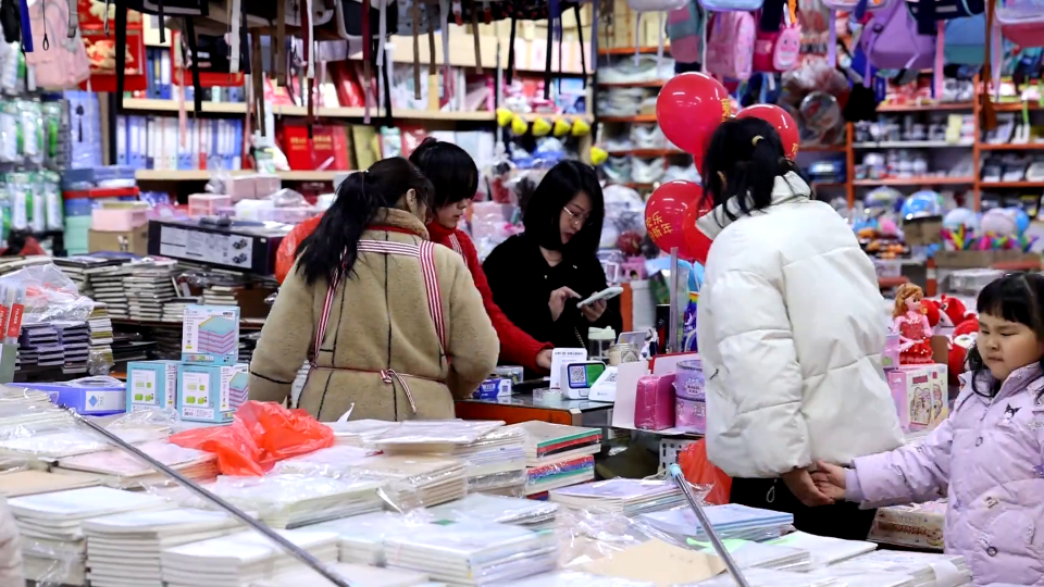 “开学经济”升温 文具店书店迎来购物热潮