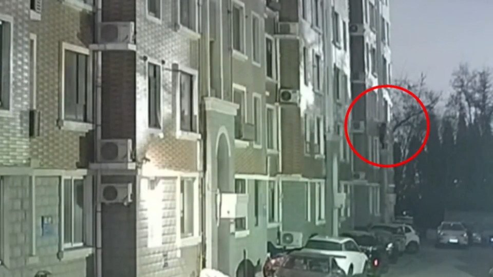 凌晨再现“蜘蛛人” 爬楼盗窃落网了