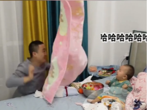 爸爸跟孩子玩  一下子藏起来让孩子愣住了