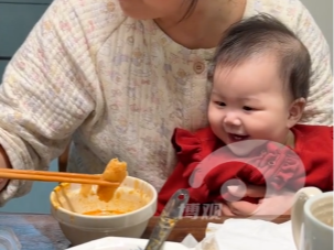 姥姥夹起的食物让宝宝眼前一亮