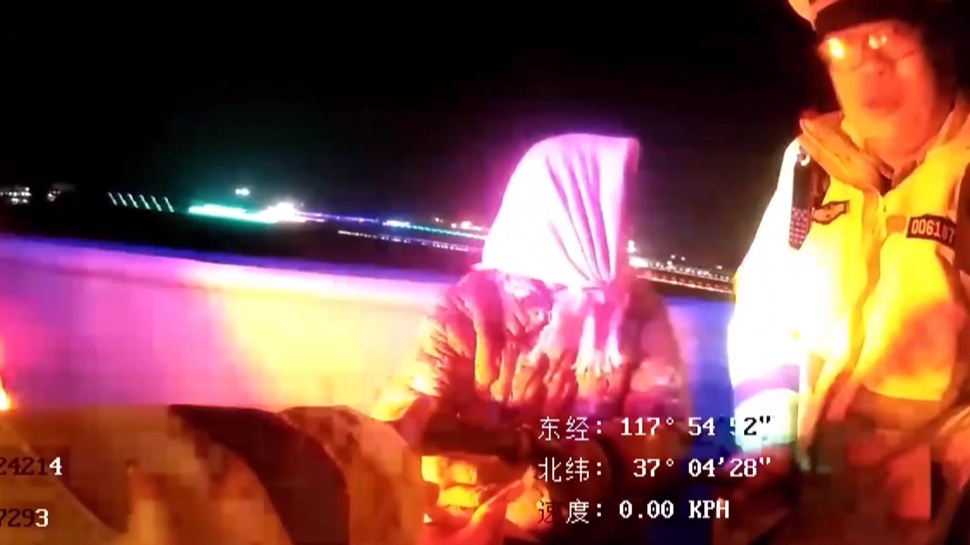 老人深夜迷路  交警助其回家