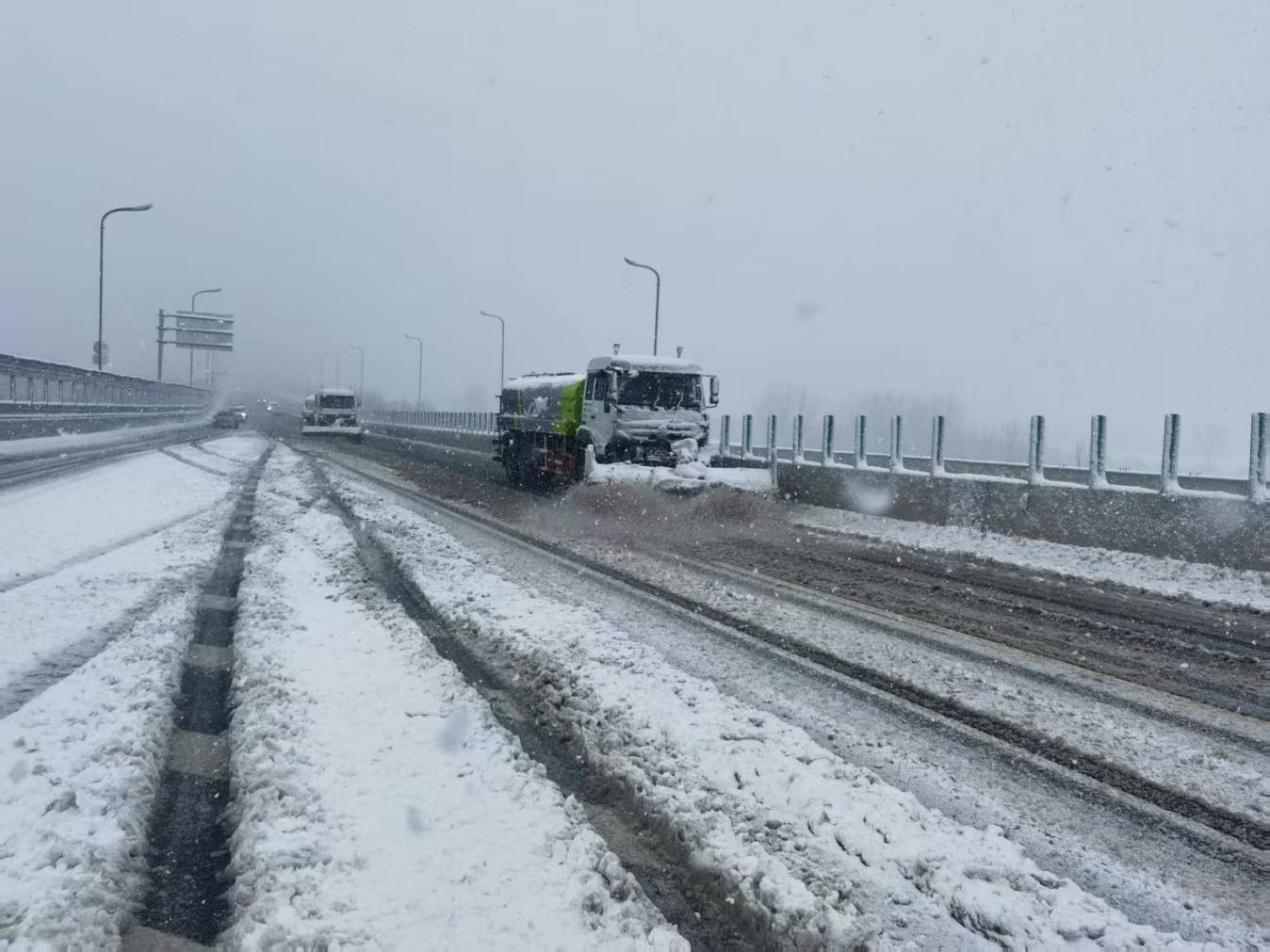 全市城管系统日夜奋战全力以赴 做好城市道路扫雪除冰工作