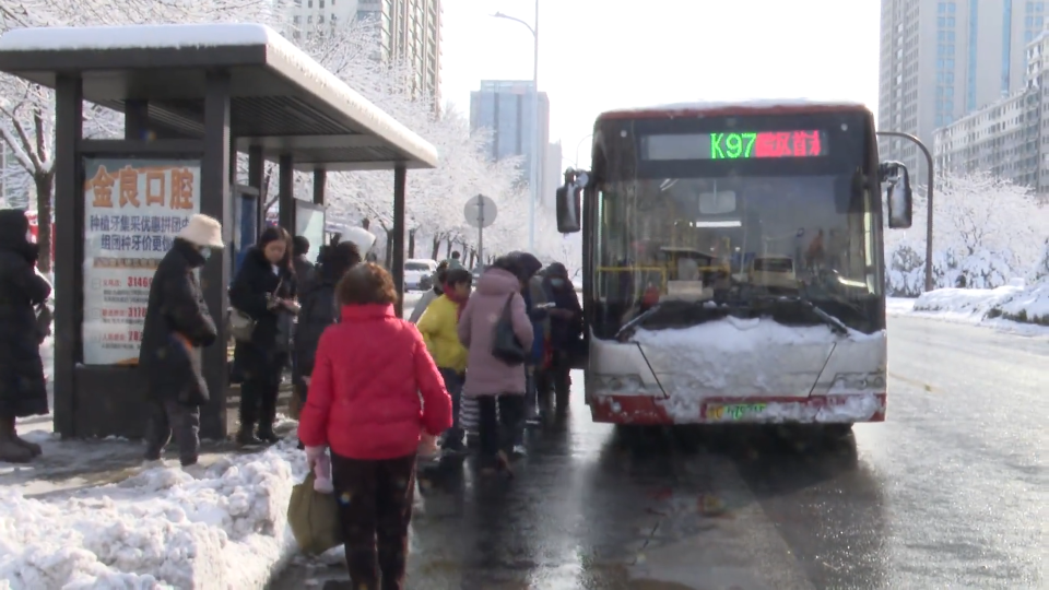 多数公交畅通运行 部分山区线路仍受阻