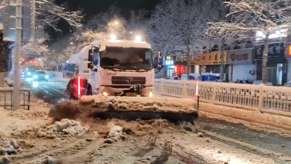暴雪来袭 部门联动保畅通