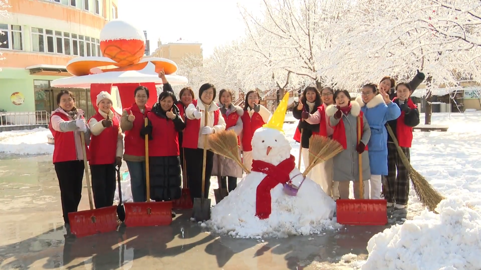 停课不停工  校园扫雪保安全