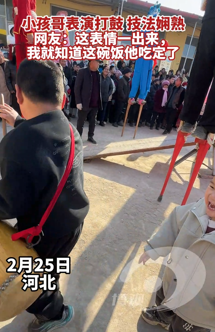 小孩哥表演打鼓 技法娴熟