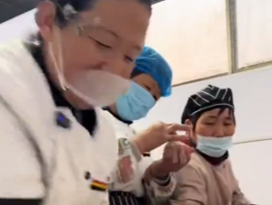 用英语卖苹果，边卖包子边备考雅思，桃园吟诗心向远方……一起感受时代新农人的“她”力量