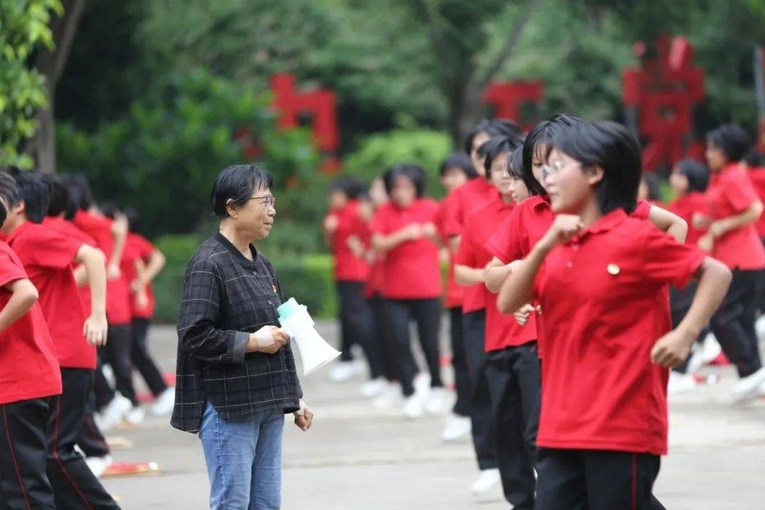 致敬了不起的她！节日快乐！