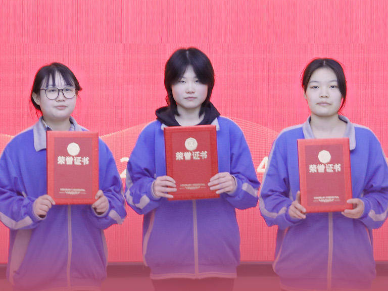 开屏见“好”｜车站夜遇落单老人，三个00后姑娘背扶相助帮老人回家