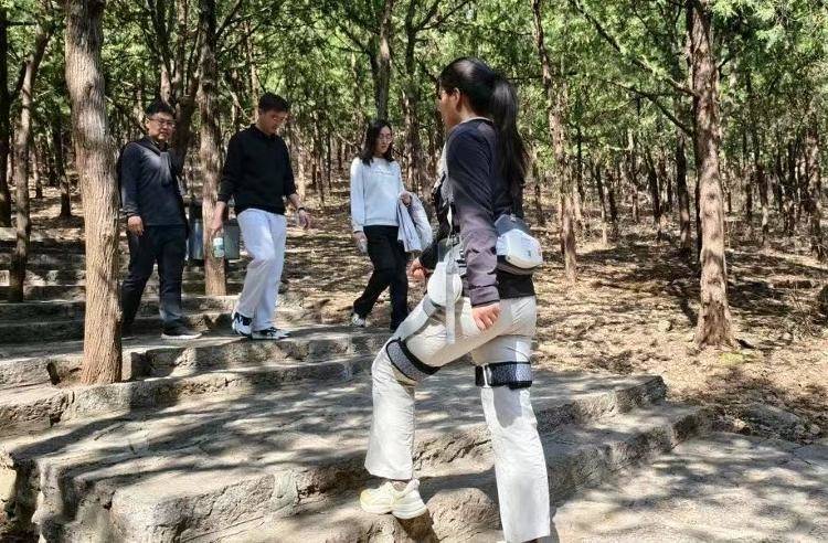 大批机器人涌入景区：登山神器、引流“社牛”，还要打造IP