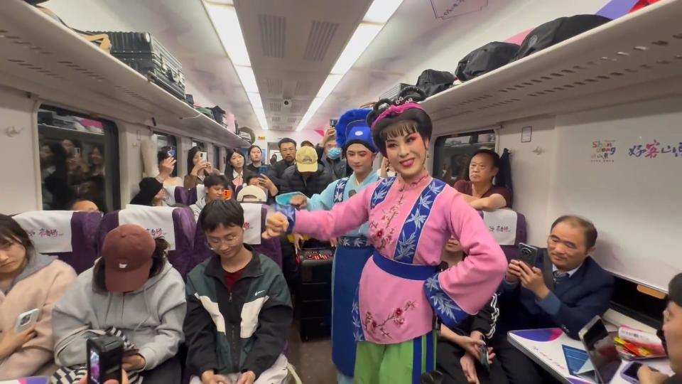 “好客山东·齐鲁1号”旅游列车上演淄博文化盛宴