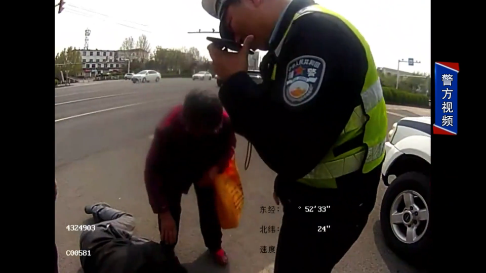 老人晕倒路中间  民辅警市民紧急救助