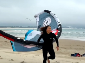 女子轻松玩转风筝冲浪，平时运动风力在8级左右，365天有300天都在水里训练
