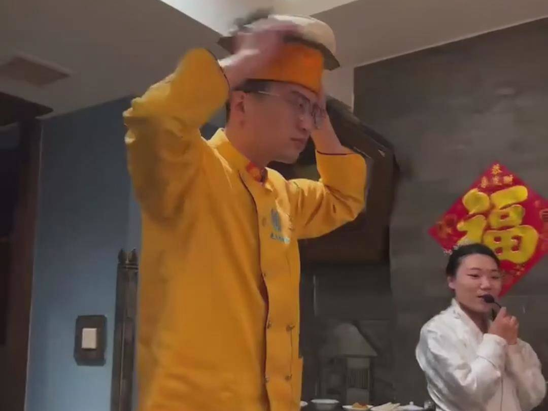 削面小哥哥熟练展示绝活 网友：呆滞的眼神 灵活的四肢