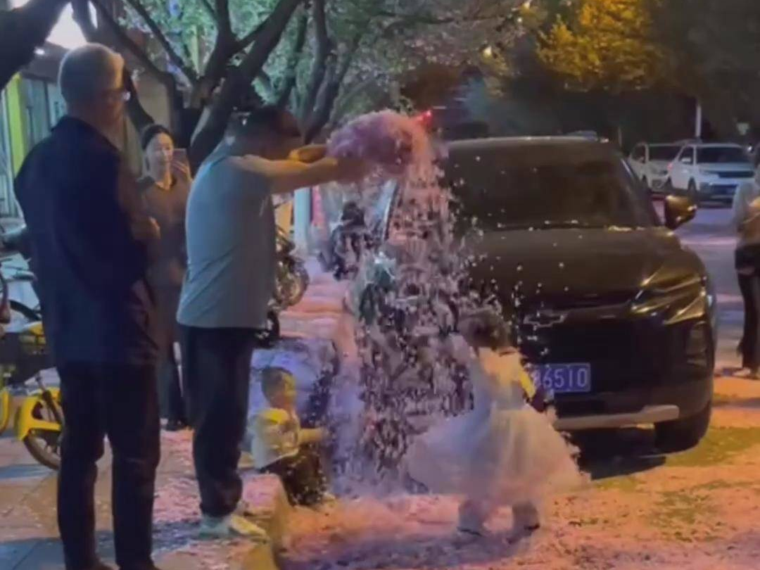家人为小女孩下了一场专属“花瓣雨”，小女孩开心到直转圈，网友：幸福的时候摔倒也不会流泪