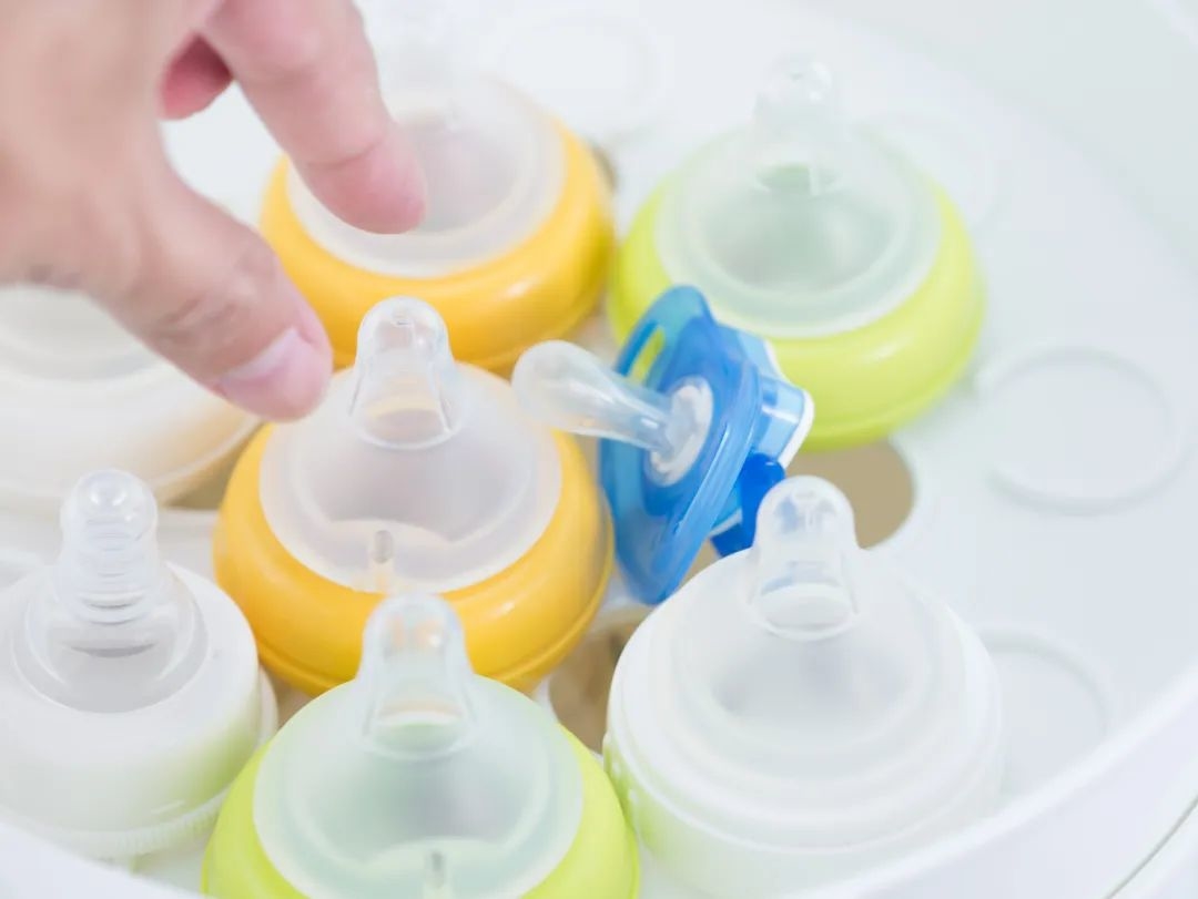 千库网_手伸出来接乳头乳头蒸汽灭菌器._摄影图编号286146.jpg